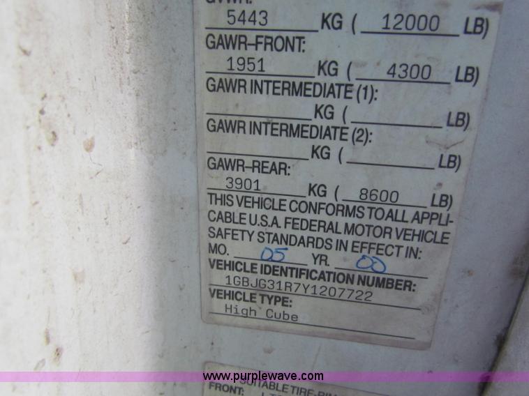 image for item E8116 2000 Chevrolet Express 2500 box truck