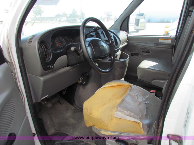 image for item E8118 1999 Ford Econoline E350 Super Duty box truck