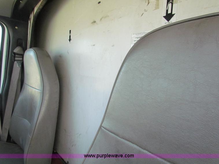 image for item E8118 1999 Ford Econoline E350 Super Duty box truck