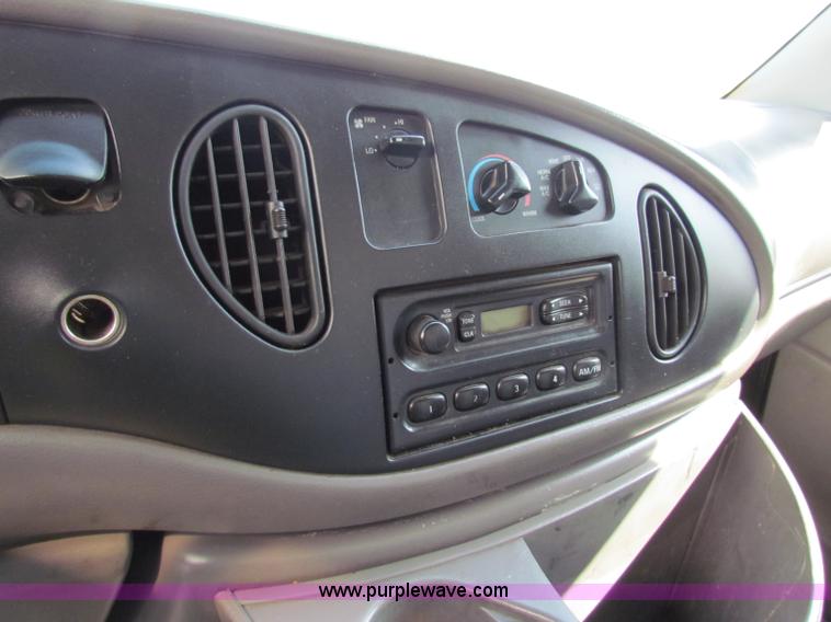 image for item E8118 1999 Ford Econoline E350 Super Duty box truck