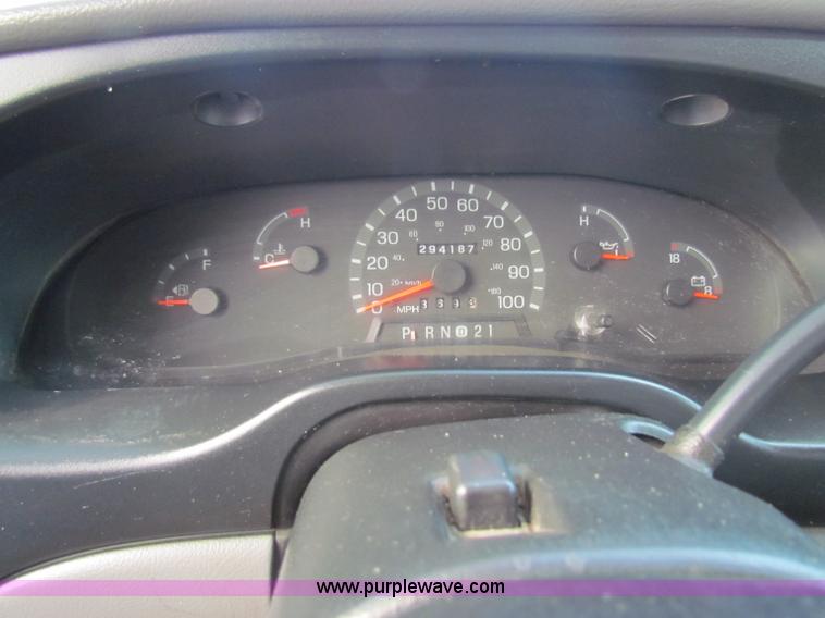 image for item E8118 1999 Ford Econoline E350 Super Duty box truck