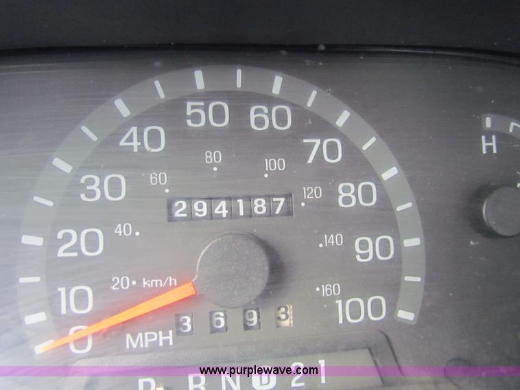 image for item E8118 1999 Ford Econoline E350 Super Duty box truck