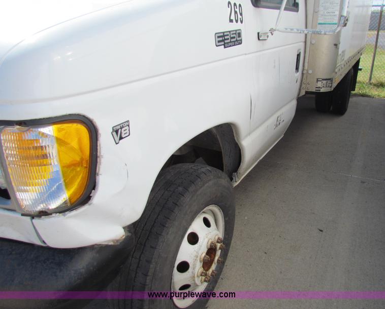 image for item E8118 1999 Ford Econoline E350 Super Duty box truck