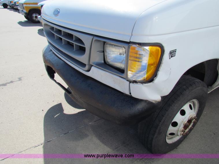 image for item E8118 1999 Ford Econoline E350 Super Duty box truck