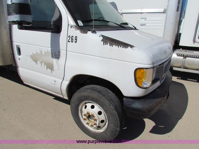 image for item E8118 1999 Ford Econoline E350 Super Duty box truck