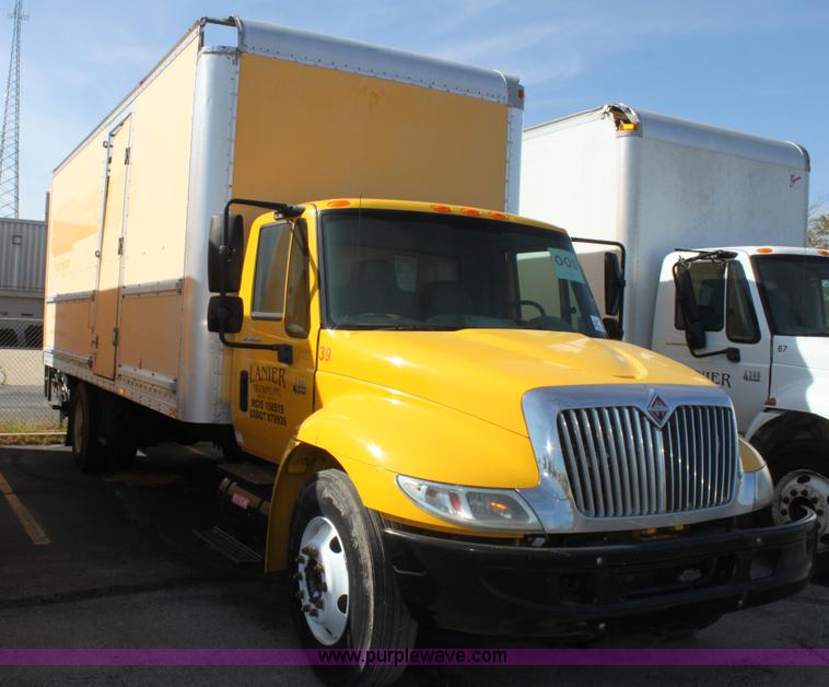 image for item E8119 2004 International DuraStar 4300 box truck