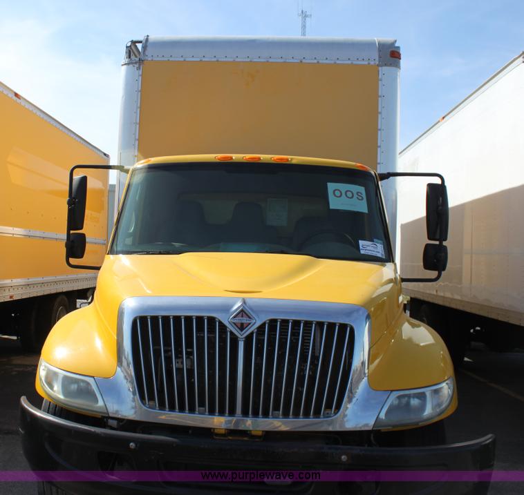 image for item E8119 2004 International DuraStar 4300 box truck