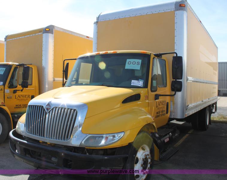 image for item E8119 2004 International DuraStar 4300 box truck