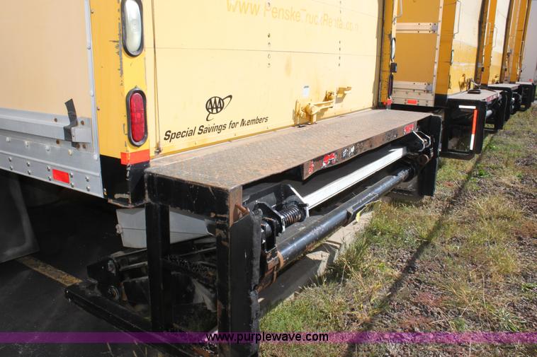 image for item E8119 2004 International DuraStar 4300 box truck