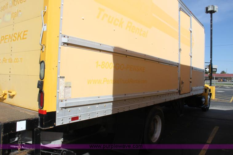 image for item E8119 2004 International DuraStar 4300 box truck