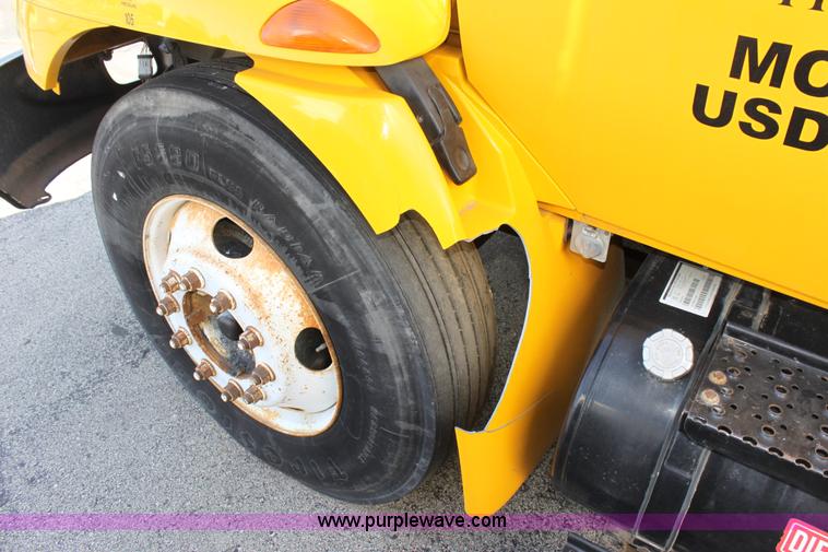 image for item E8119 2004 International DuraStar 4300 box truck