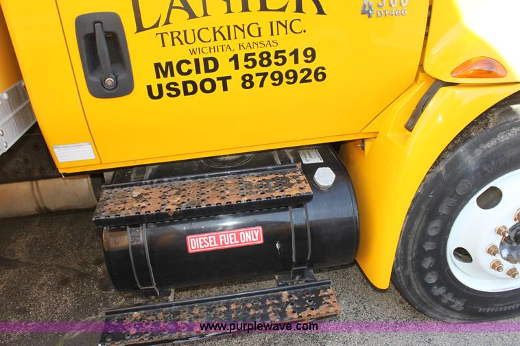 image for item E8119 2004 International DuraStar 4300 box truck