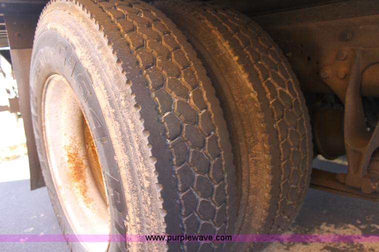 image for item E8119 2004 International DuraStar 4300 box truck