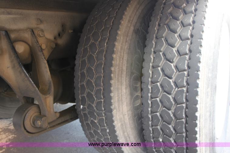 image for item E8119 2004 International DuraStar 4300 box truck