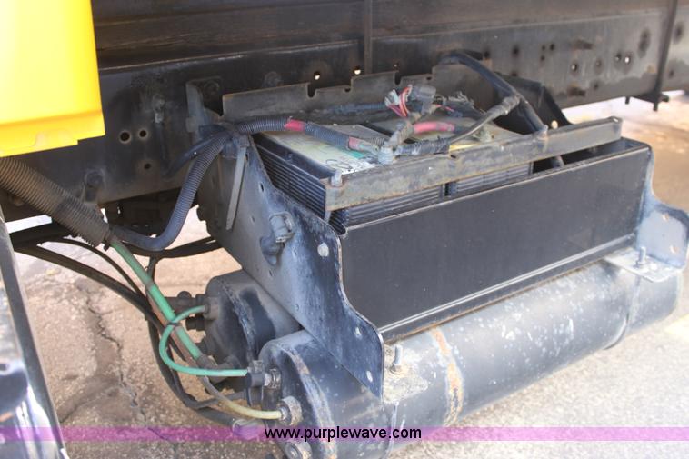 image for item E8119 2004 International DuraStar 4300 box truck