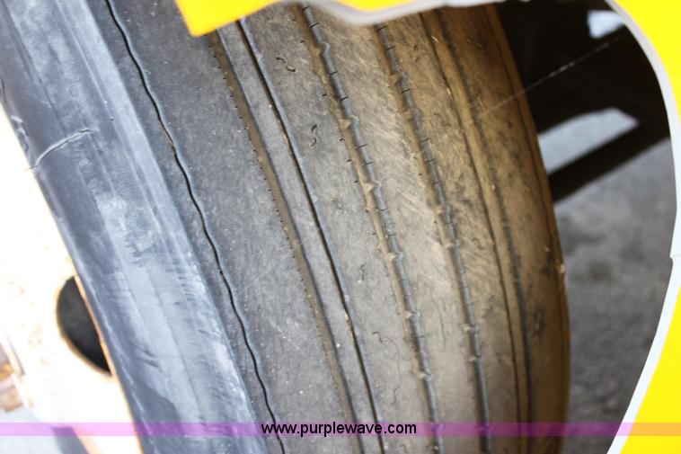 image for item E8119 2004 International DuraStar 4300 box truck