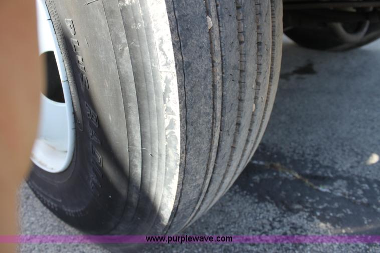 image for item E8119 2004 International DuraStar 4300 box truck