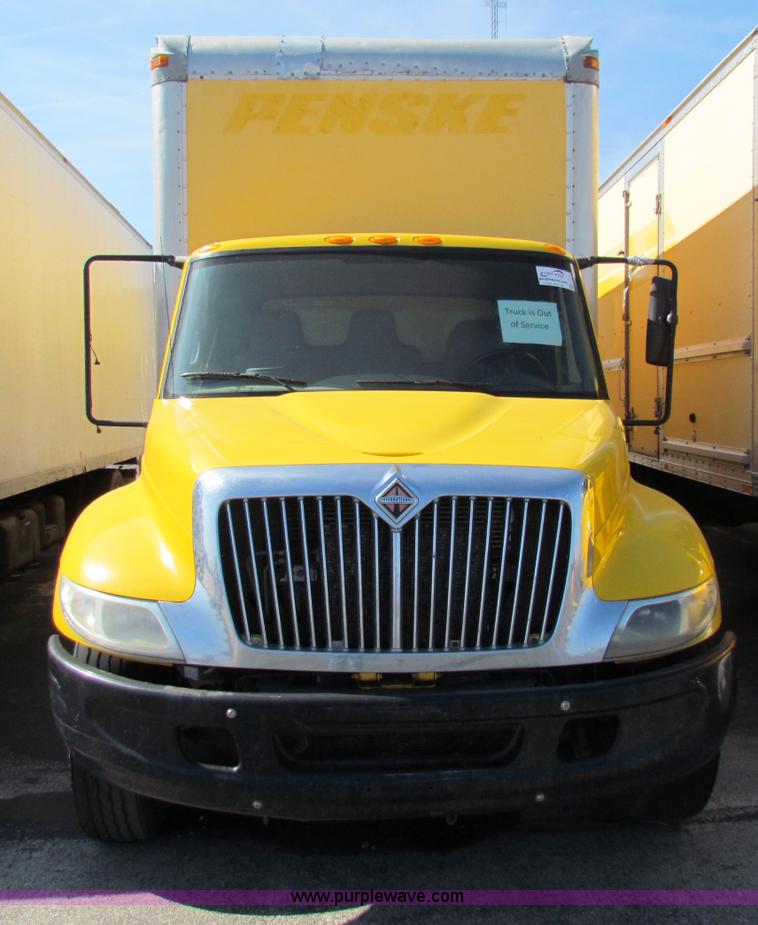 image for item E8127 2004 International DuraStar 4300 box truck