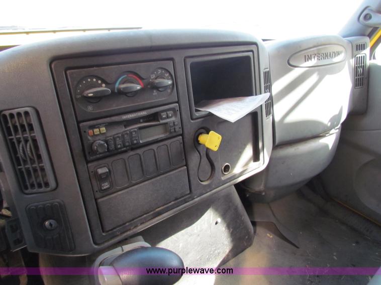 image for item E8127 2004 International DuraStar 4300 box truck