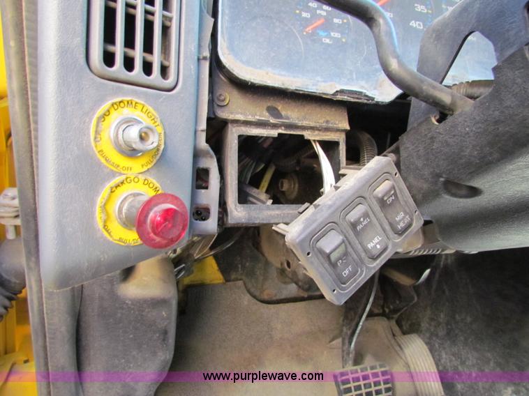 image for item E8127 2004 International DuraStar 4300 box truck