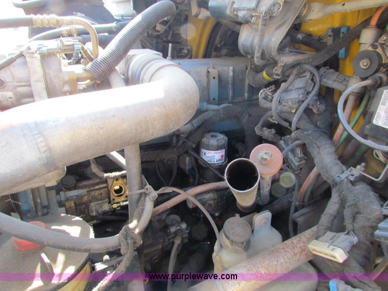 image for item E8127 2004 International DuraStar 4300 box truck