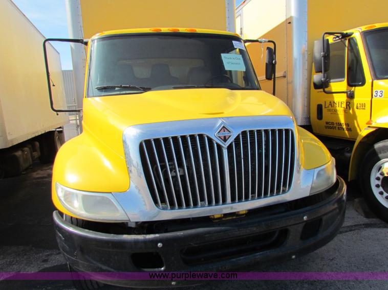 image for item E8127 2004 International DuraStar 4300 box truck