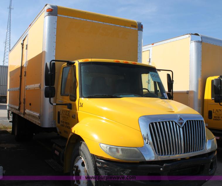 image for item E8129 2004 International DuraStar 4300 box truck