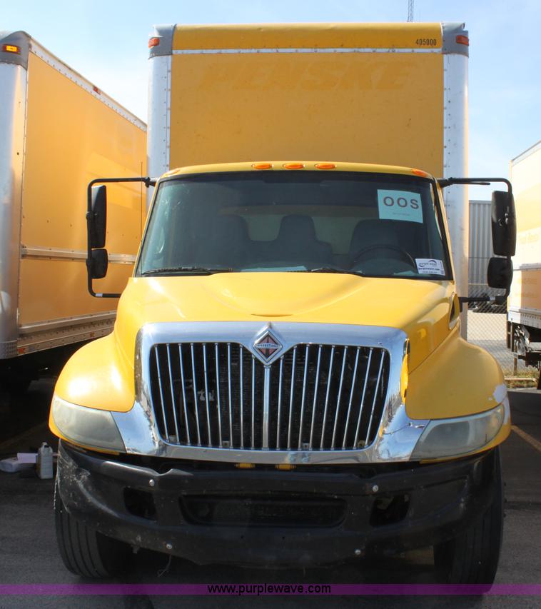 image for item E8129 2004 International DuraStar 4300 box truck