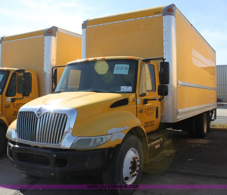 image for item E8129 2004 International DuraStar 4300 box truck