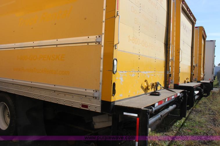 image for item E8129 2004 International DuraStar 4300 box truck