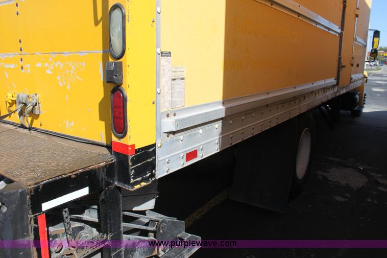 image for item E8129 2004 International DuraStar 4300 box truck