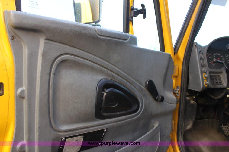 image for item E8129 2004 International DuraStar 4300 box truck