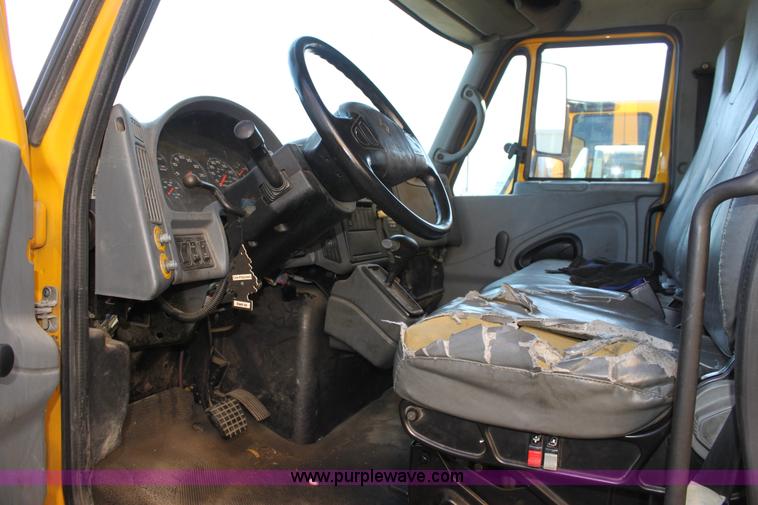 image for item E8129 2004 International DuraStar 4300 box truck