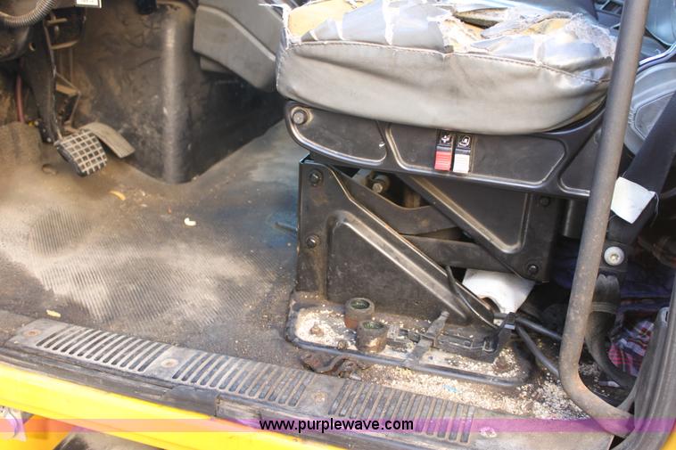 image for item E8129 2004 International DuraStar 4300 box truck