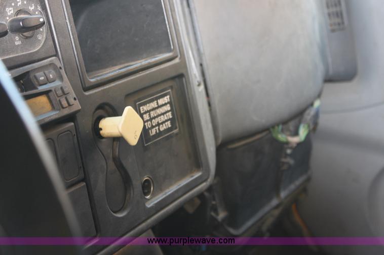 image for item E8129 2004 International DuraStar 4300 box truck