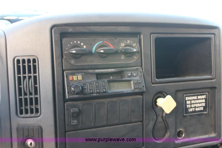 image for item E8129 2004 International DuraStar 4300 box truck