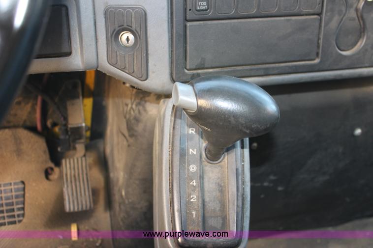 image for item E8129 2004 International DuraStar 4300 box truck