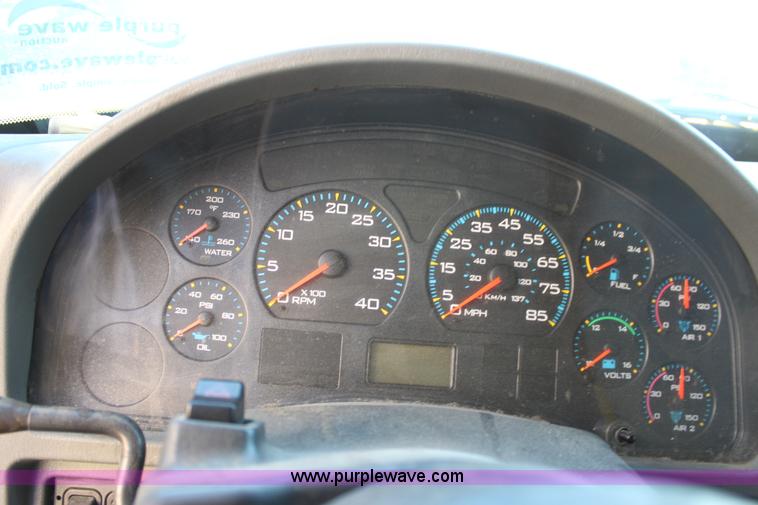 image for item E8129 2004 International DuraStar 4300 box truck