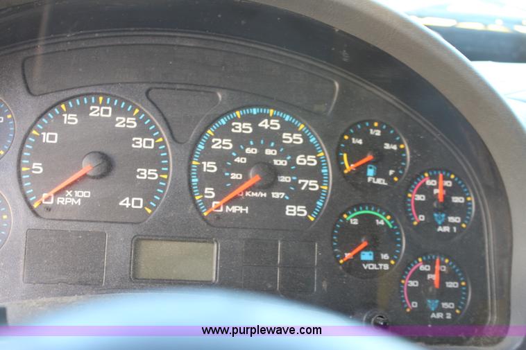 image for item E8129 2004 International DuraStar 4300 box truck