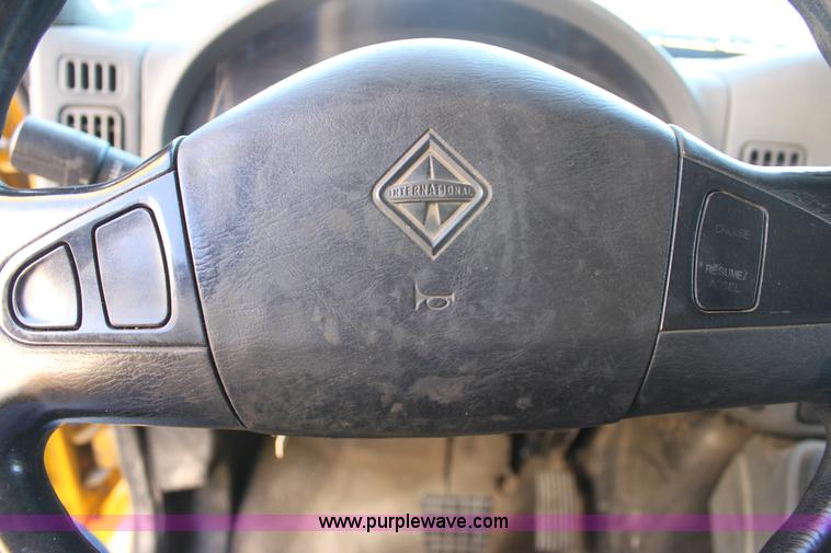 image for item E8129 2004 International DuraStar 4300 box truck