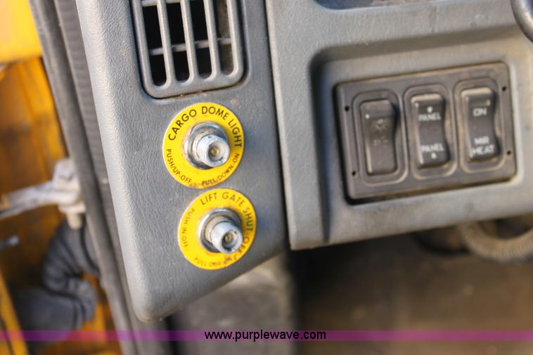 image for item E8129 2004 International DuraStar 4300 box truck