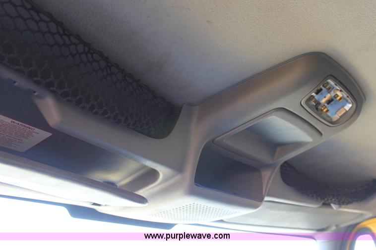 image for item E8129 2004 International DuraStar 4300 box truck