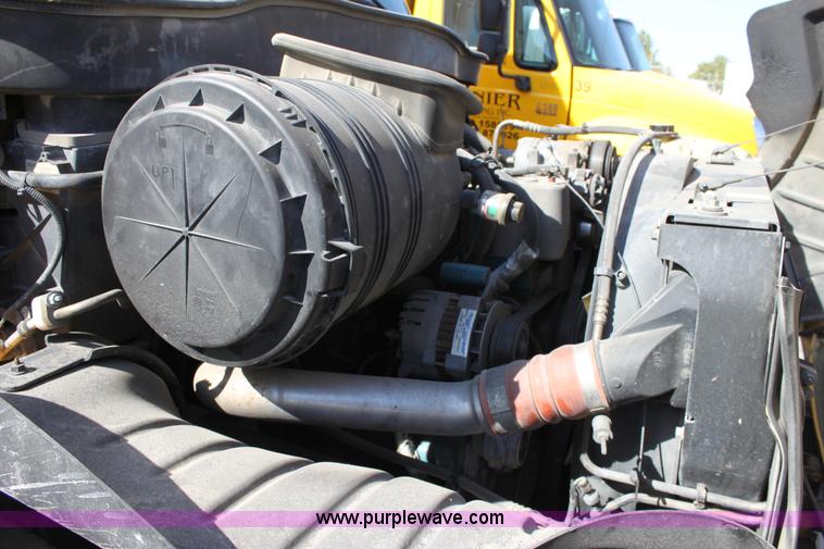 image for item E8129 2004 International DuraStar 4300 box truck