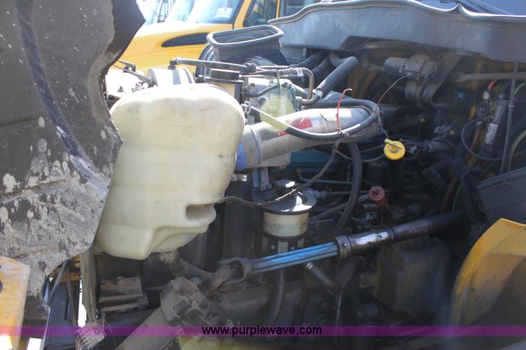 image for item E8129 2004 International DuraStar 4300 box truck