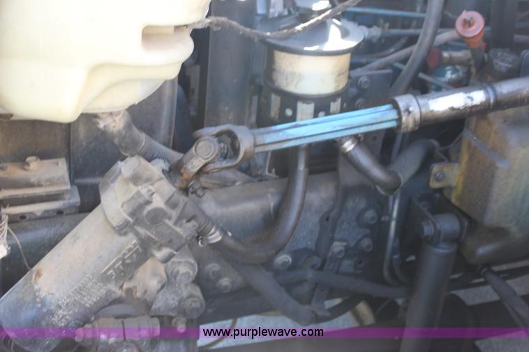 image for item E8129 2004 International DuraStar 4300 box truck