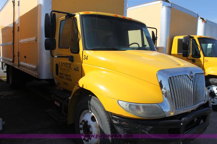 image for item E8129 2004 International DuraStar 4300 box truck