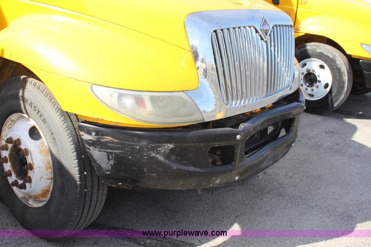 image for item E8129 2004 International DuraStar 4300 box truck