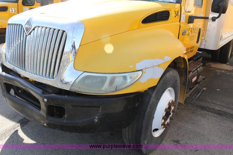 image for item E8129 2004 International DuraStar 4300 box truck