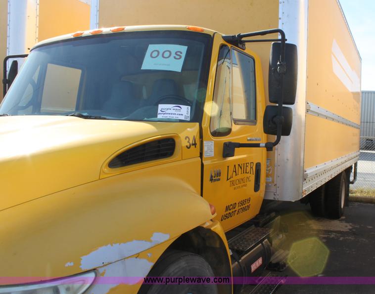 image for item E8129 2004 International DuraStar 4300 box truck
