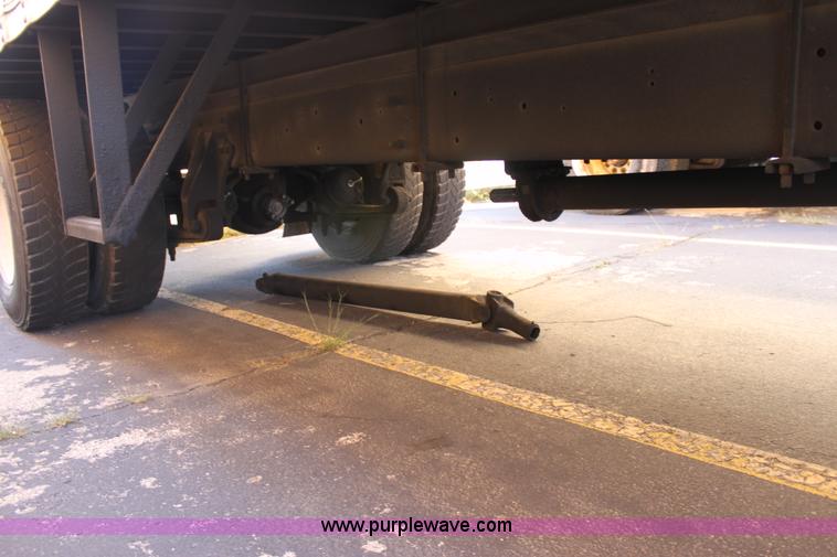 image for item E8129 2004 International DuraStar 4300 box truck